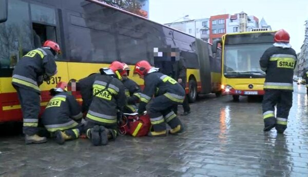 Mężczyzna pod kołami autobusu